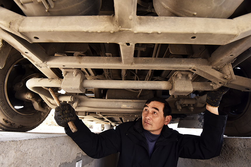 作業人員對車輛進行檢修。吳志貴攝