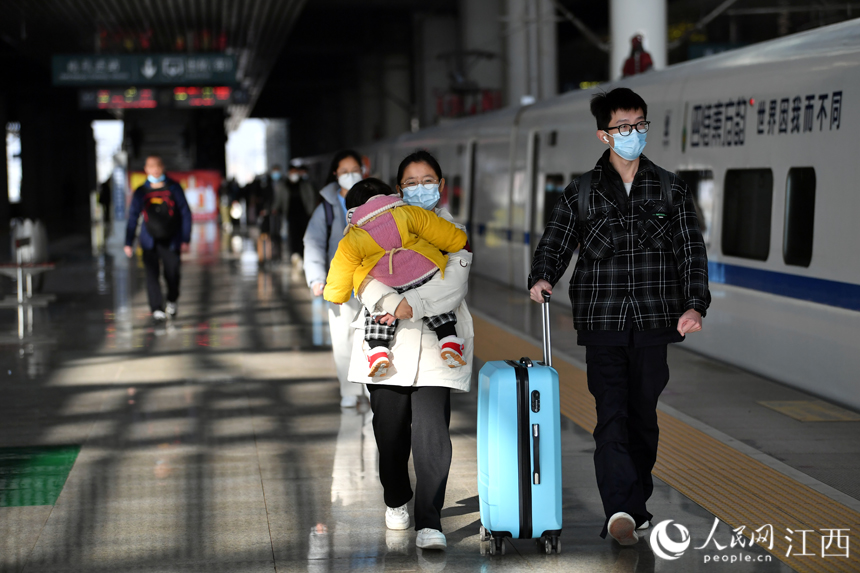 南昌西站，旅客在站臺準備登上動車。 人民網 時雨攝