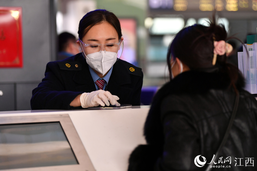 南昌西站，服務臺工作人員正在解答旅客咨詢。人民網 時雨攝