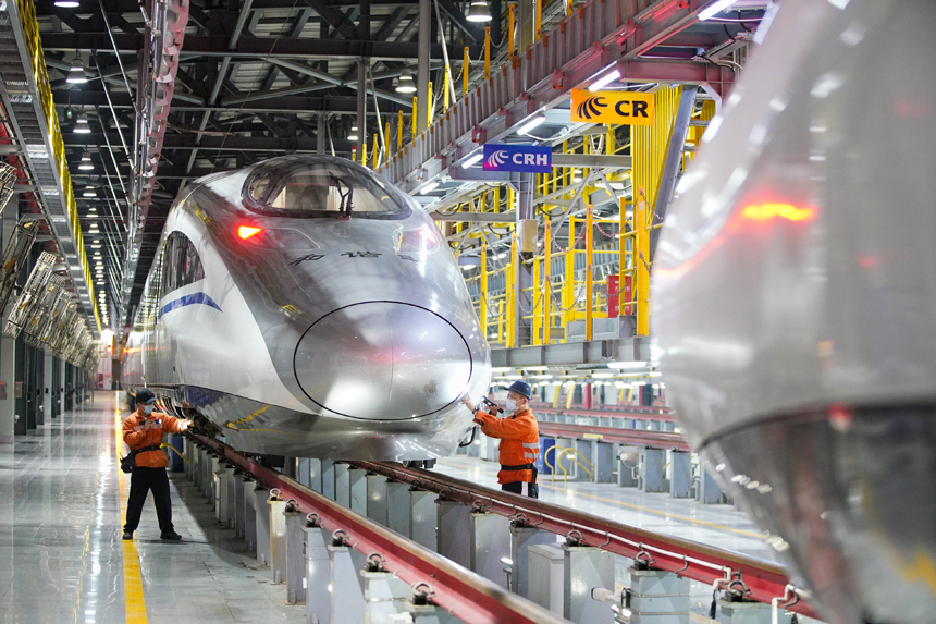 中國鐵路南昌局集團有限公司南昌車輛段作業人員在對入庫動車組進行巡檢。肖堯攝