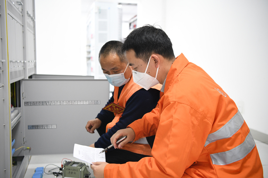 中國鐵路南昌局集團有限公司福州電務段技術人員在蓬魯站核對設備配線圖。姜振濤攝