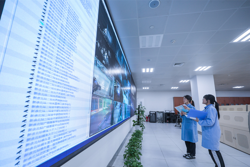 巡視視頻監控情況。鄒碧峰攝