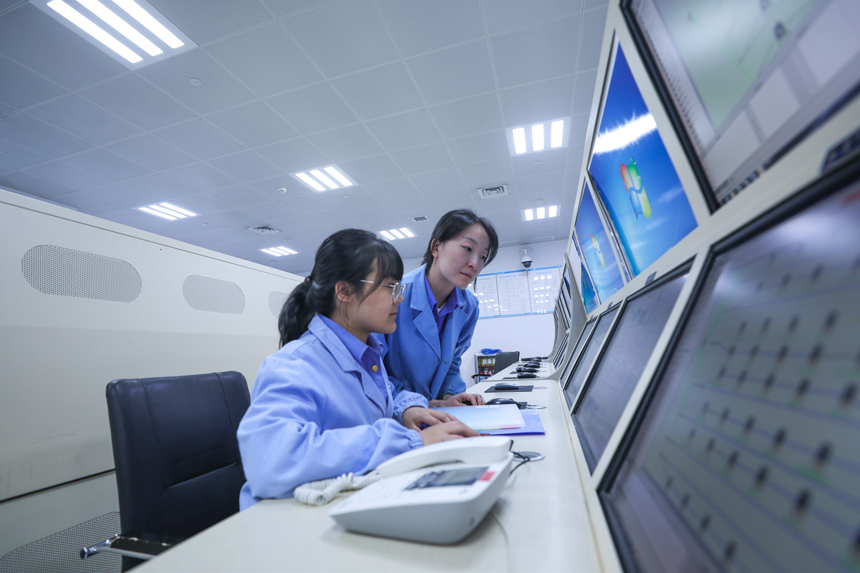 查看現場視頻系統故障。鄒碧峰攝