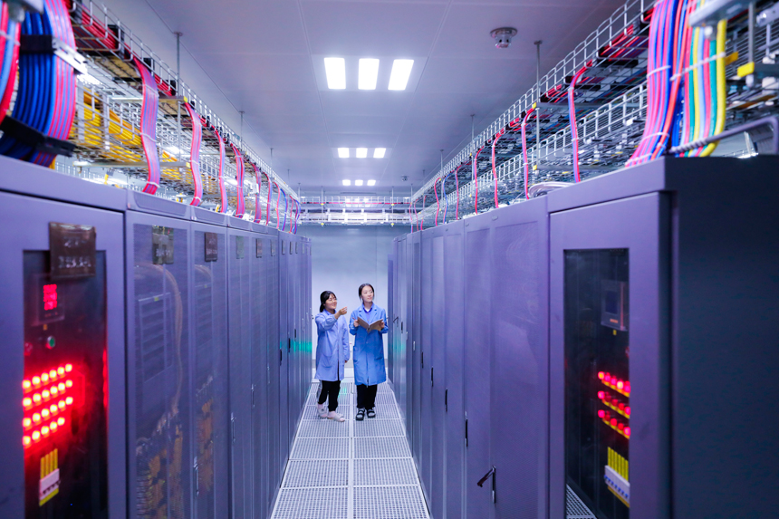 巡視設備運行情況。鄒碧峰攝