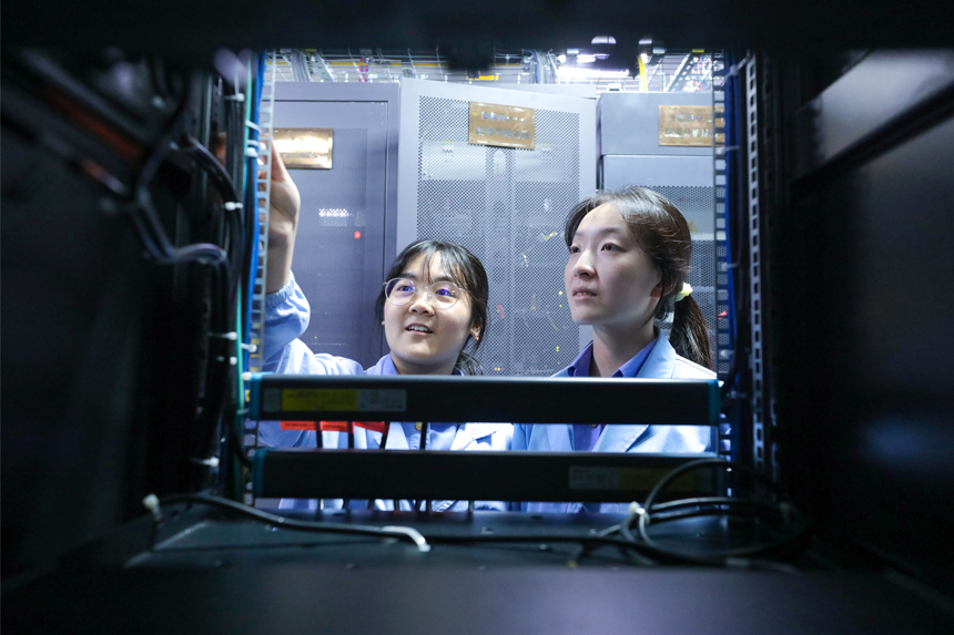 檢修設備。鄒碧峰攝