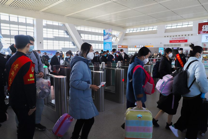 江西鷹潭北站檢票口，鐵路公安正在配合車站工作人員做好旅客引導服務和秩序維護工作。王正南攝