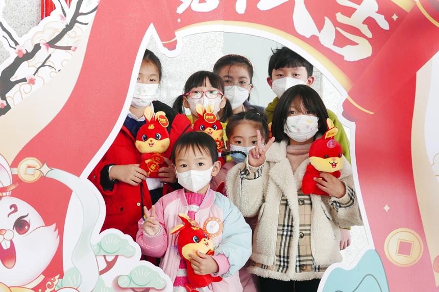 在車站設置的打卡留念墻上，大家紛紛打卡留念。倪述群攝