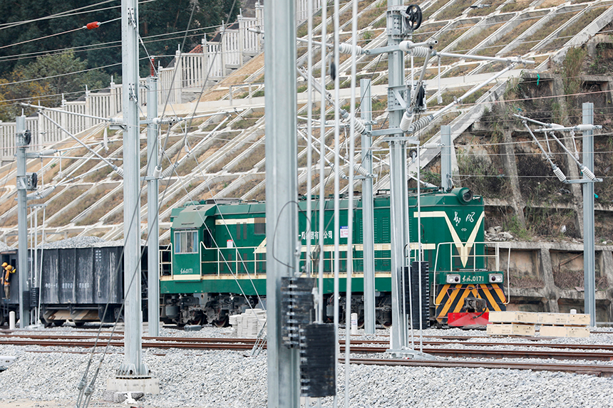 工程車對線路進行補石砟作業。高晉攝