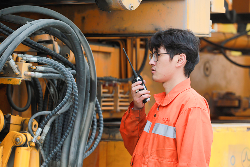 機械段職工監控大型養路機械工作狀態。高晉攝