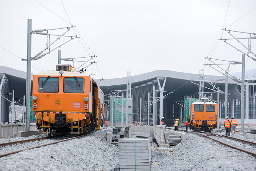 大型養路機械在福州南站進行施工作業。高晉攝