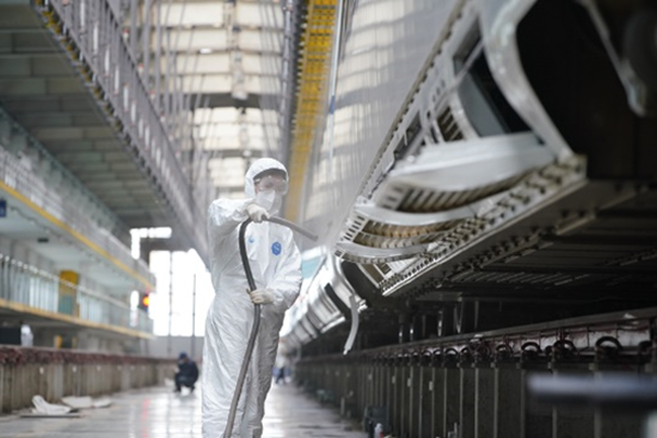 動車組機械師為“春運”保駕護航。中國鐵路南昌局集團有限公司供圖