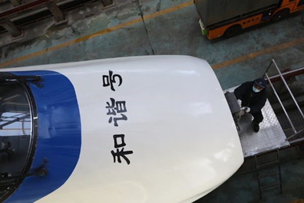 動車組機械師為“春運”保駕護航。中國鐵路南昌局集團有限公司供圖