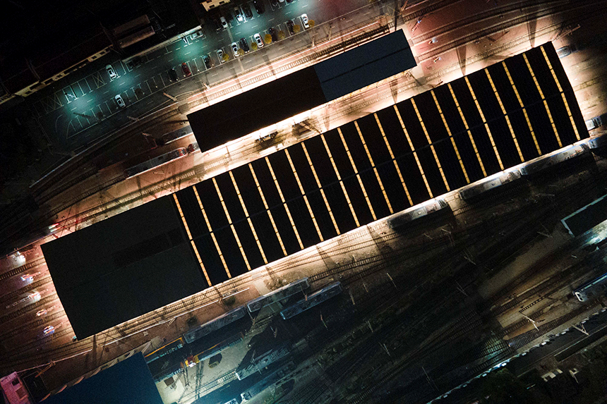 1月6日晚,該段本部機車檢修庫內燈火通明(航拍)。徐云龍攝