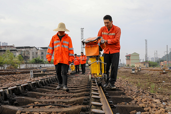 鐵路職工正在有減速頂的區段進行探傷作業。中國鐵路南昌局集團有限公司供圖