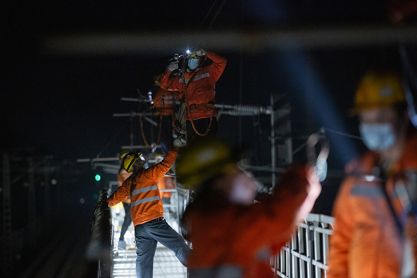 鷹潭供電段接觸網工們帶著裝備登上了JJC型接觸網檢修列車,開始了檢修作業。徐斌攝