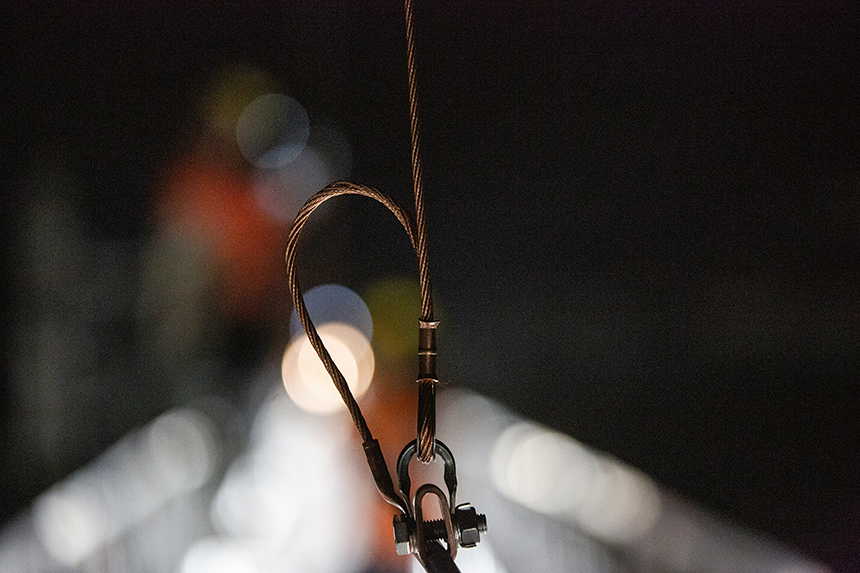 3.吊弦是接觸網設備的關鍵組成部分之一,且不單起到傳遞機械負載的作用,同時也承擔一定的電流負荷，在鐵路高效運輸中起著至關重要的作用，圖為新安裝的接觸網吊弦。徐斌攝