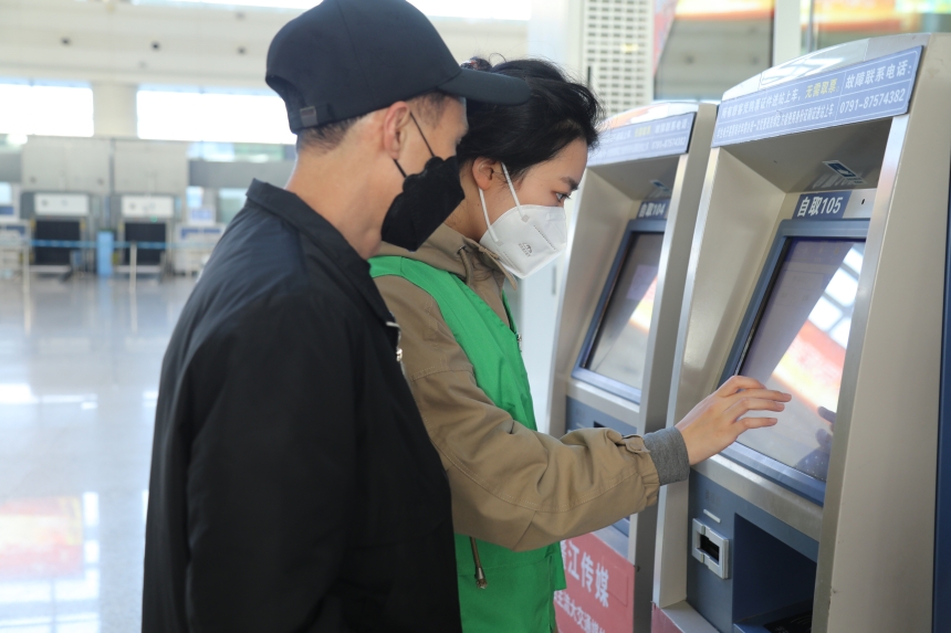 青年志愿者為旅客打印車票。付映雪攝