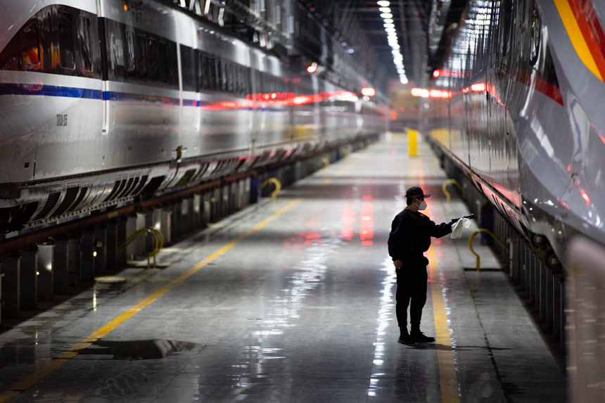 南昌西車輛段的動車組機械師正在對歸來的列車進行檢修。李桐 攝