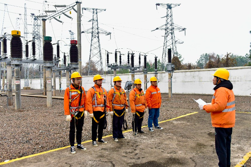 職工們在所內列隊進行工前點名。史俊男攝
