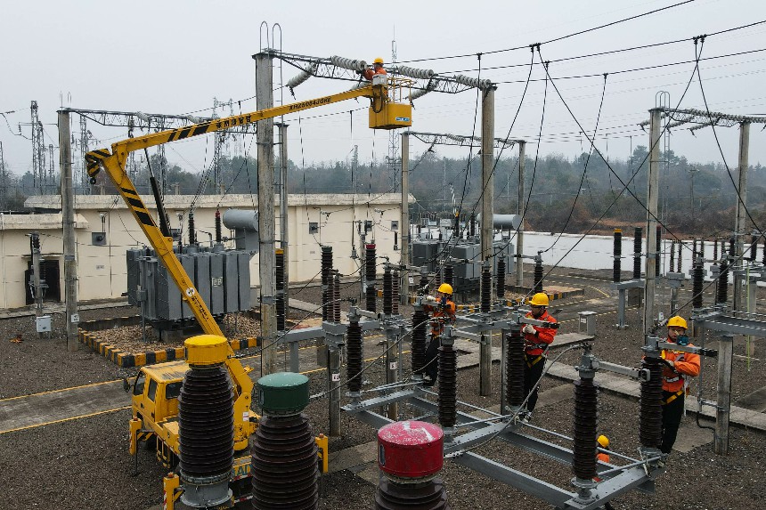職工們在變電所進行檢修作業。史俊男攝
