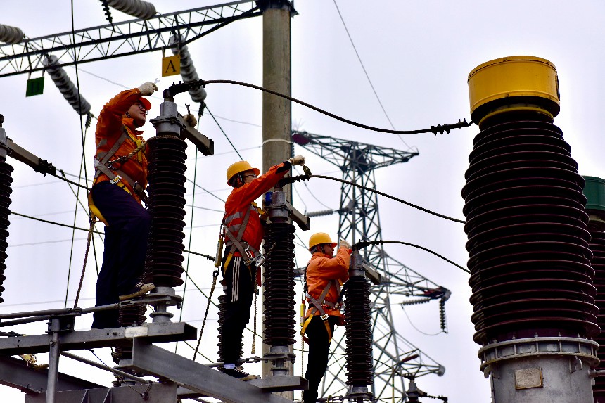 職工們在檢修隔離開關。史俊男攝