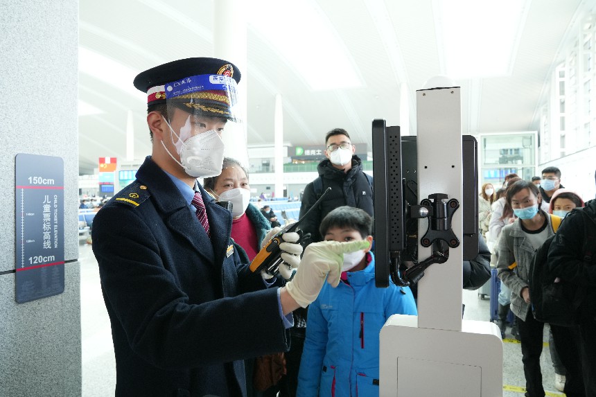 贛州西站工作人員正在幫助旅客驗證進站。鄒陽攝