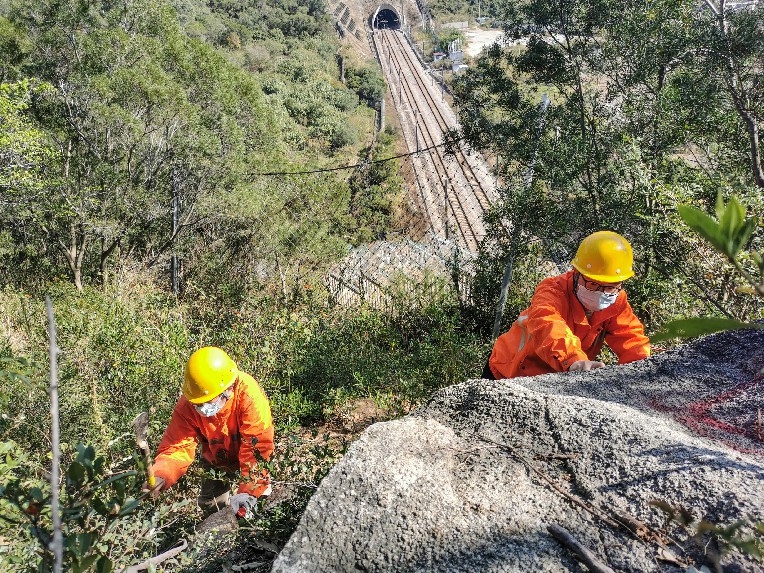 作業人員對山體巖石進行標記并記錄。陳大鋒攝