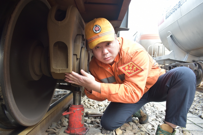 檢車員肖雪峰正在轉動軸承檢查。付順明攝