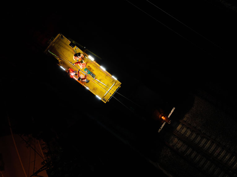 夜空下檢查鐵路接觸網的“蜘蛛俠”。李金明攝