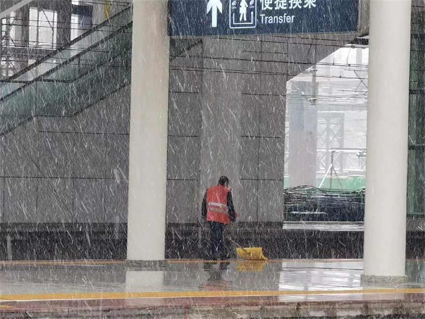 廬山站組織工作人員對站臺積雪進行清理。白海軍攝