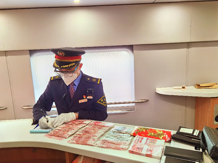 列車長編寫客運記錄。