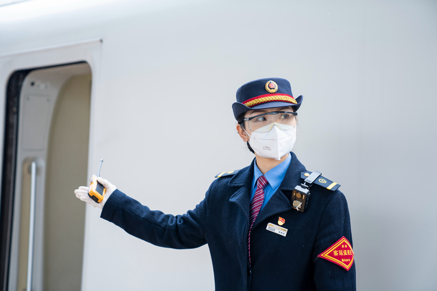 圖為贛州站工作人員正在引導旅客有序乘車。