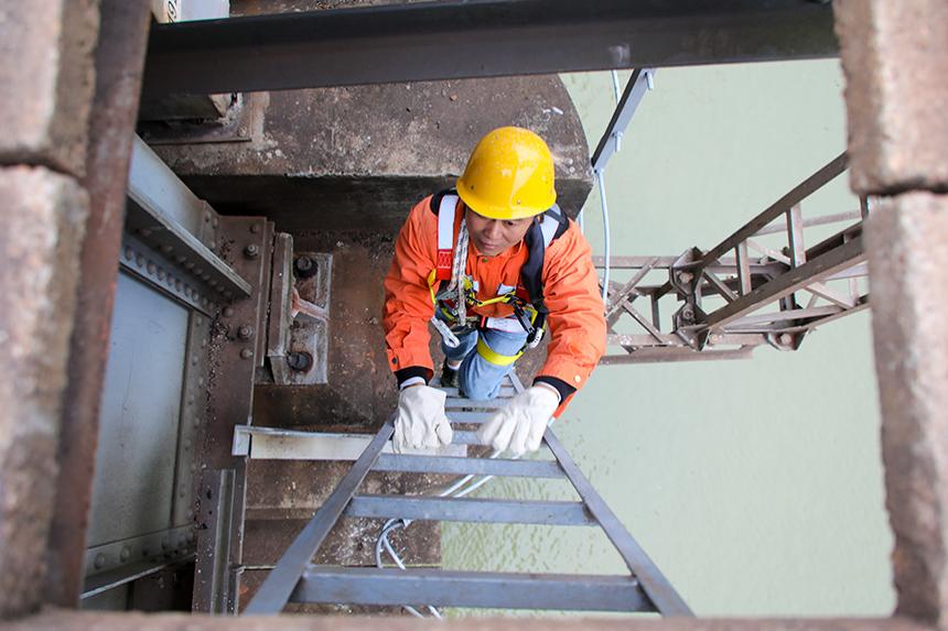 完成檢修作業后職工正在返回橋面。陳霏滸攝