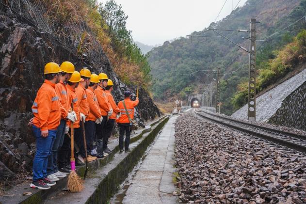 作業人員在安全處所立崗接車。肖順杰攝