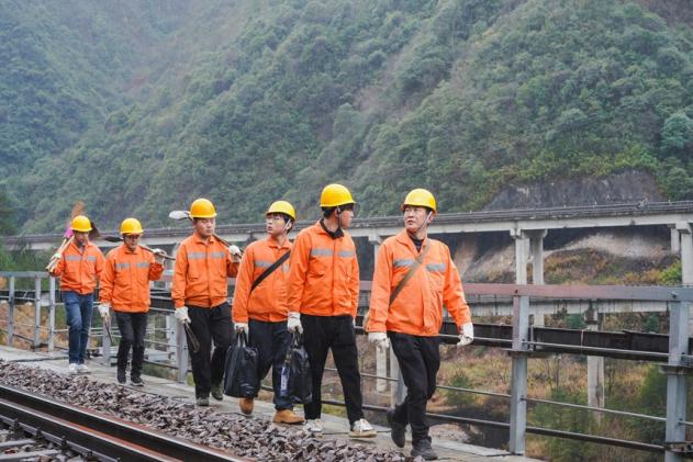 作業人員前往作業地點。肖順杰攝