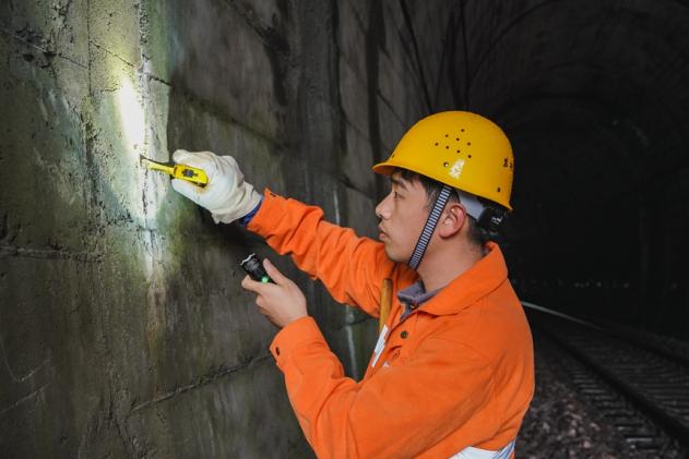 作業人員正在檢查隧道。肖順杰攝