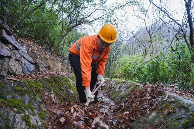 作業人員清理防洪一級點內的水溝。肖順杰攝