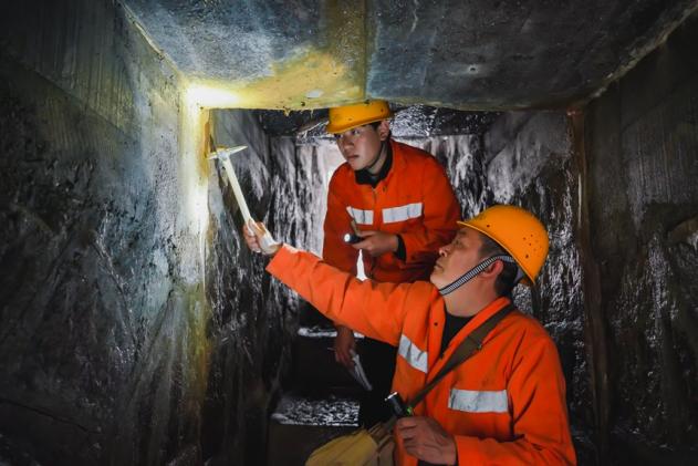 作業人員檢查防洪一級點內的涵渠設備。肖順杰攝