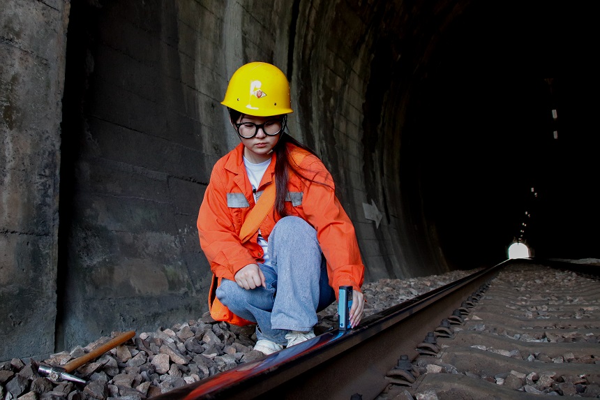 女橋隧工何卓卿在隧道內測量隧道建筑限界。羅毅攝