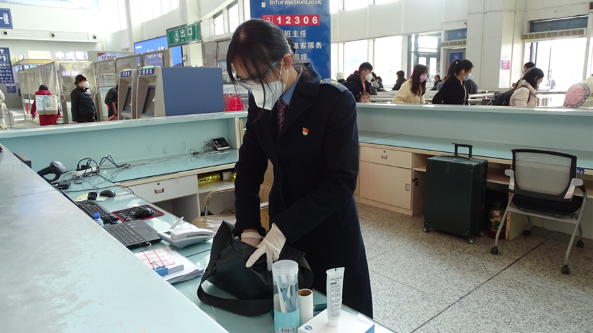 張悅查看旅客遺失物品 楊佳煜攝