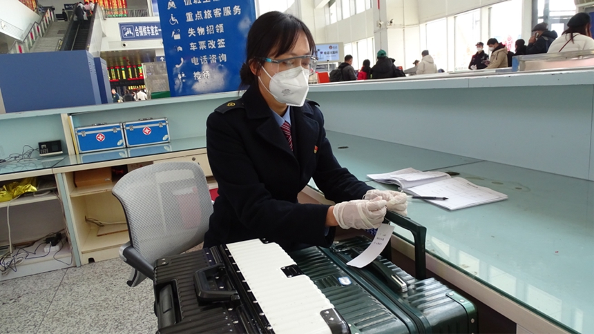 張悅為轉交物品綁上小卡片 楊佳煜攝