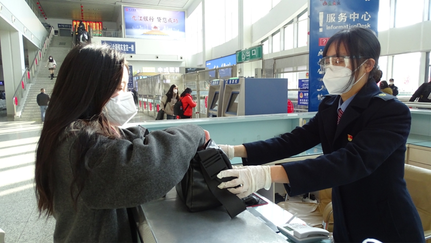 張悅和旅客核對其遺失物品 楊佳煜攝