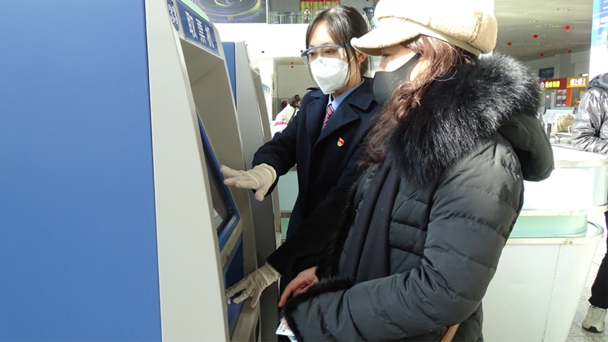 張悅為旅客取報銷憑證 楊佳煜攝