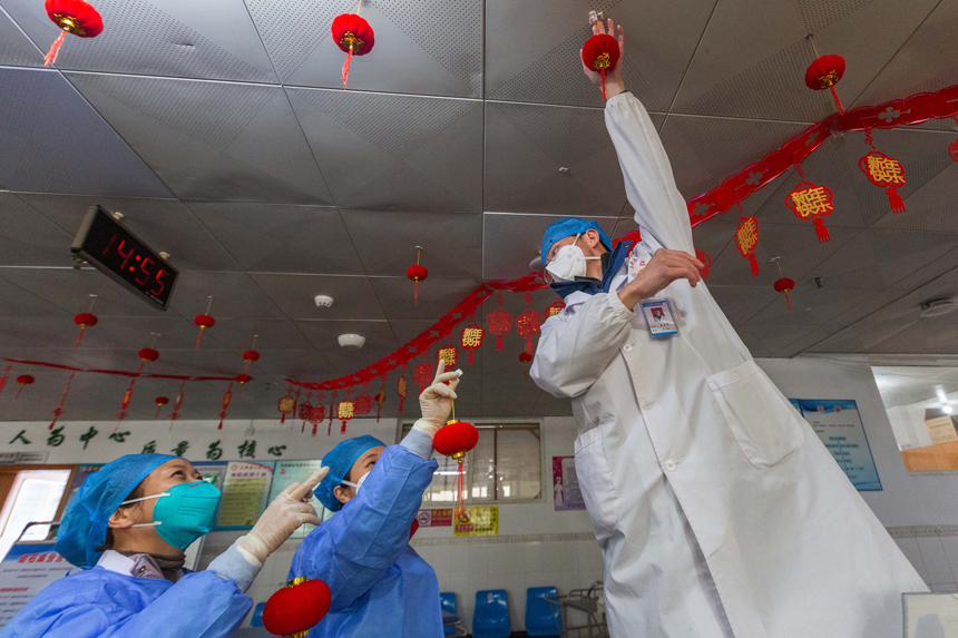1月20日，醫護人員在掛燈籠精心裝扮診區，喜迎春節的到來。劉平華攝
