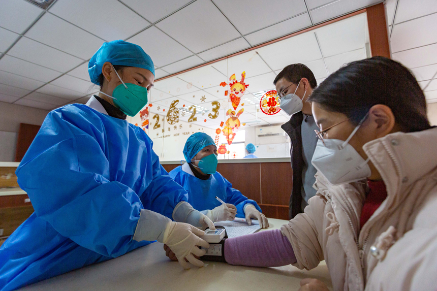 1月20日，醫護人員在接診。劉平華攝