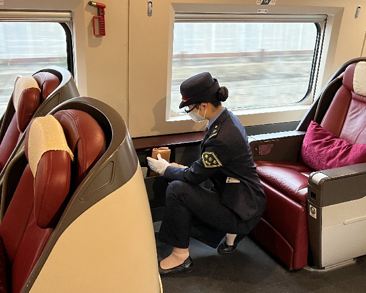 G2278次列車長廖琪霜正在巡視車廂，整理車容。蘇敏敏攝