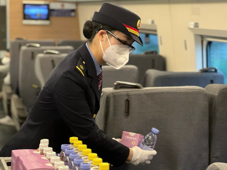 G2278次列車長廖琪霜正在巡視車廂，整理車容。蘇敏敏攝 