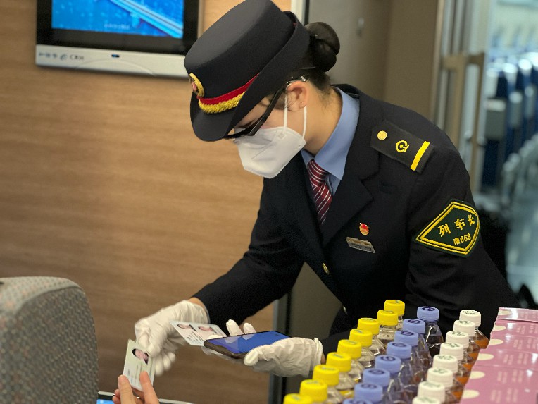 G2278次列車長廖琪霜正在巡視車廂，整理車容。蘇敏敏攝