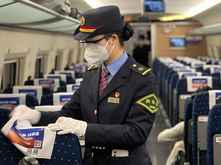 G2278次列車長廖琪霜正在巡視車廂，整理車容。蘇敏敏攝