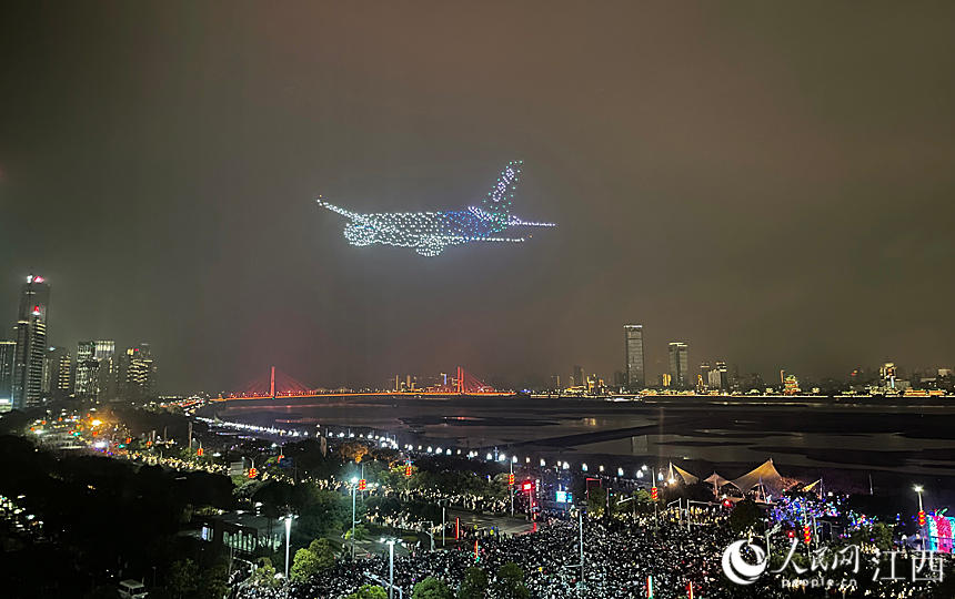 無人機燈光秀（手機拍攝）。人民網 毛思遠攝